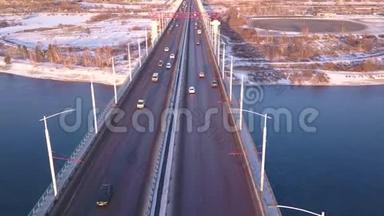 白雪覆盖的<strong>城市</strong>里的<strong>一座</strong>桥.. 无人机的录像